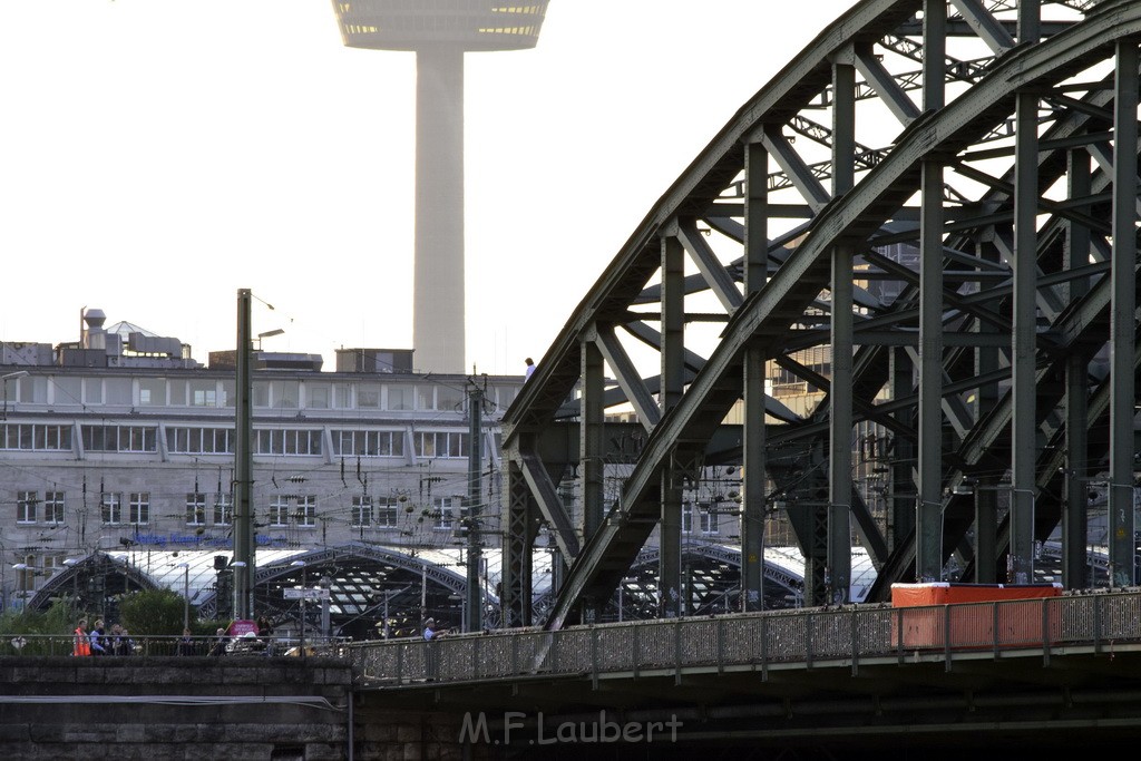 PSpringt kein Suizid Brueckenspringer Koeln Hohenzollernbruecke P188.JPG - Miklos Laubert